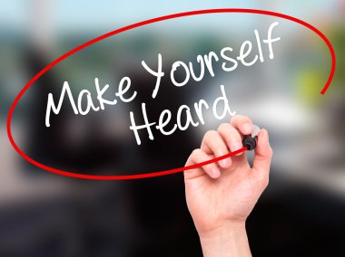 Adam el siyah kalemi ile görsel yazılı yapmak kendinizi duydum