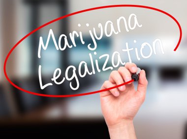 Adam el marihuana yasallaştırma vis siyah kalemi ile yazma