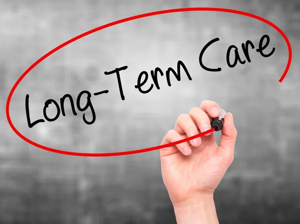 Uomo Scrittura a mano Long-Term Care con pennarello nero sulla scre visiva — Foto Stock