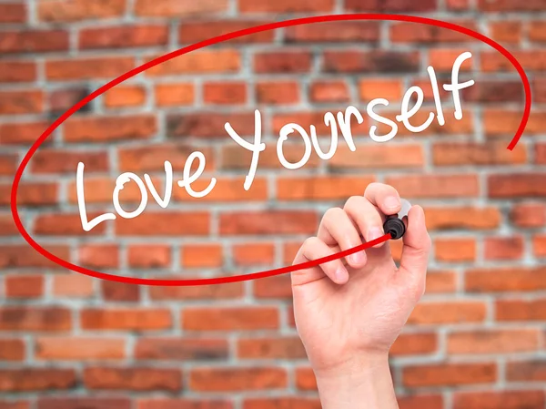 Man Hand writing Love Yourself con marcador negro en solapa visual — Foto de Stock
