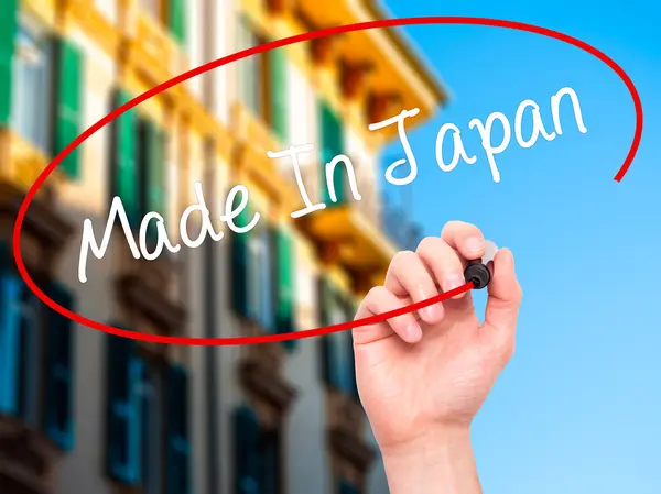 Мужчина написал Made in Japan черным маркером на шраме — стоковое фото