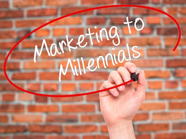 Hombre Escritura a mano Marketing a los Millennials con marcador negro en v — Foto de Stock