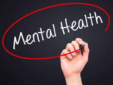 Adam el ruh sağlığı ile siyah kalemi görsel dağ eteğindeki taş yığını üzerinde yazma.