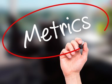 Adam el ölçümleri ile siyah kalemi görsel ekranda yazma.