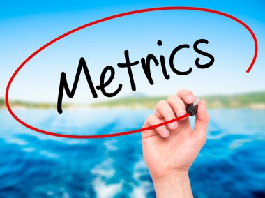 Adam el ölçümleri ile siyah kalemi görsel ekranda yazma.