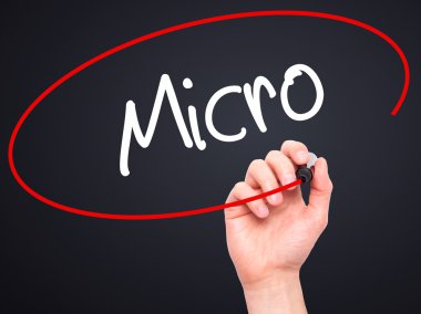 Adam el mikro ile siyah kalemi görsel ekranda yazma.