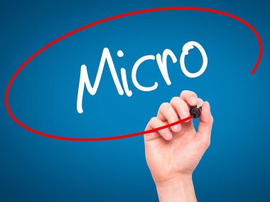 Adam el mikro ile siyah kalemi görsel ekranda yazma.