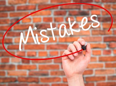 Adam el hatalar ile siyah kalemi görsel ekranda yazma.