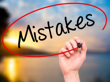 Adam el hatalar ile siyah kalemi görsel ekranda yazma.