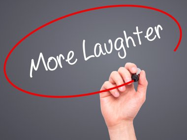 Adam el daha fazla kahkaha ile siyah kalemi görsel dağ eteğindeki taş yığını üzerinde yazma.