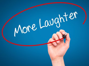 Adam el daha fazla kahkaha ile siyah kalemi görsel dağ eteğindeki taş yığını üzerinde yazma.