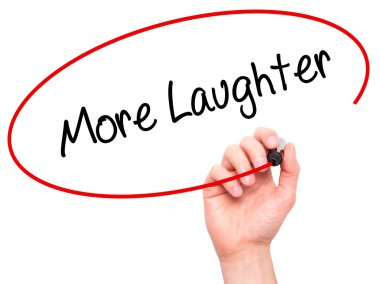 Adam el daha fazla kahkaha ile siyah kalemi görsel dağ eteğindeki taş yığını üzerinde yazma.