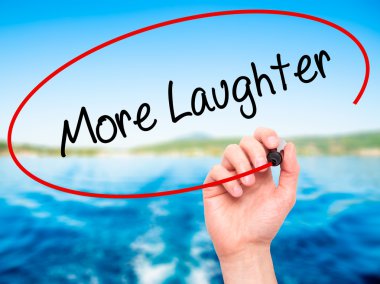 Adam el daha fazla kahkaha ile siyah kalemi görsel dağ eteğindeki taş yığını üzerinde yazma.