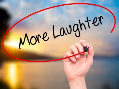 Adam el daha fazla kahkaha ile siyah kalemi görsel dağ eteğindeki taş yığını üzerinde yazma.