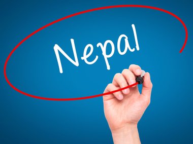 Adam el Nepal siyah kalemi ile görsel ekranda yazma.