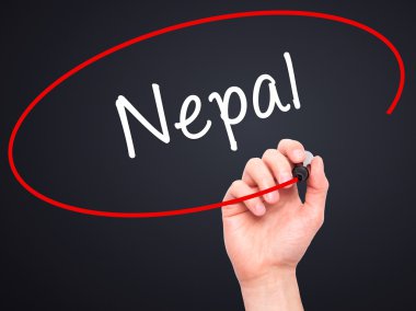 Adam el Nepal siyah kalemi ile görsel ekranda yazma.