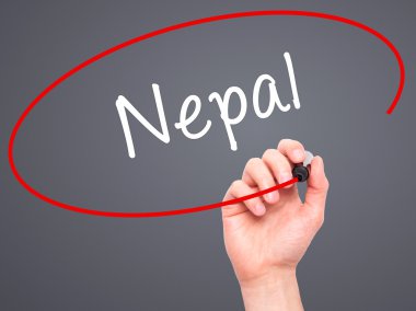 Adam el Nepal siyah kalemi ile görsel ekranda yazma.