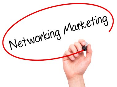 Adam el ağ pazarlama ile siyah kalemi visua üzerinde yazma