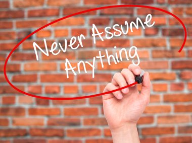 Adam elini asla varsayalım bir şey ile siyah kalemi Görs üzerinde yazıyor