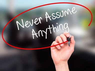 Adam elini asla varsayalım bir şey ile siyah kalemi Görs üzerinde yazıyor