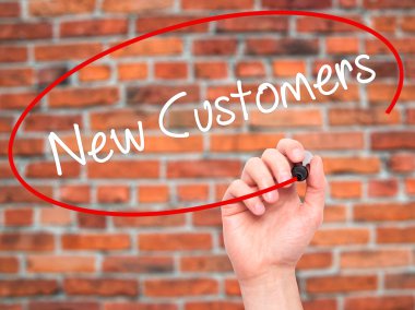 Adam el yeni müşteriler ile siyah kalemi görsel scre yazma.