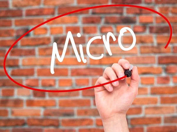Hombre Escritura a mano Micro con marcador negro en pantalla visual — Foto de Stock