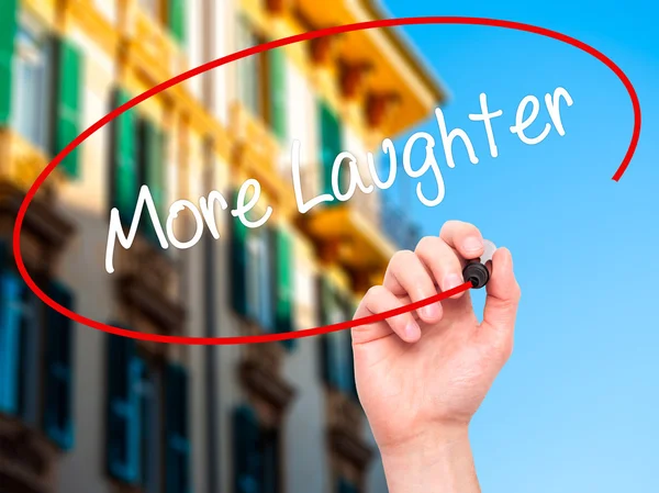 Adam el daha fazla kahkaha ile siyah kalemi görsel dağ eteğindeki taş yığını üzerinde yazma.