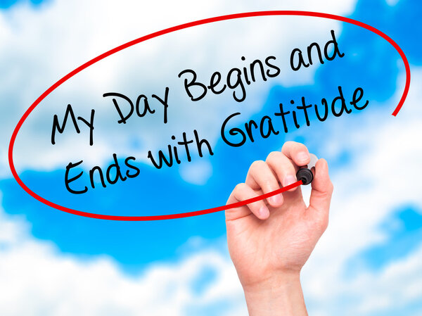 Человек, пишущий "Мой день начинается и заканчивается гравитацией"
