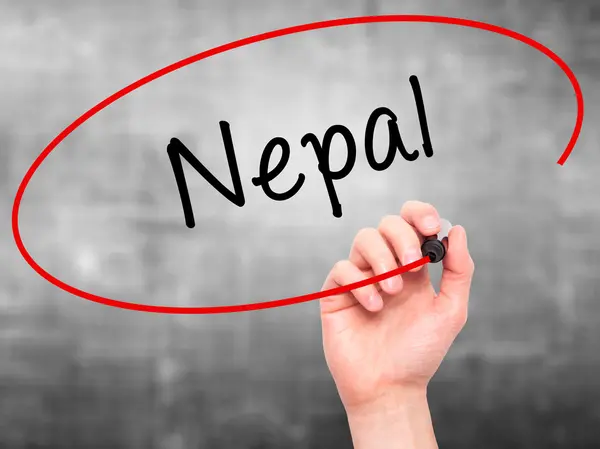 Man Hand escrevendo Nepal com marcador preto na tela visual — Fotografia de Stock