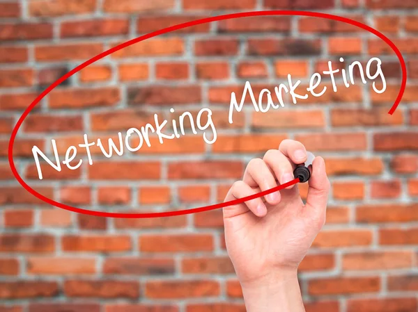 Hombre Escritura a mano Networking Marketing con marcador negro en visua — Foto de Stock