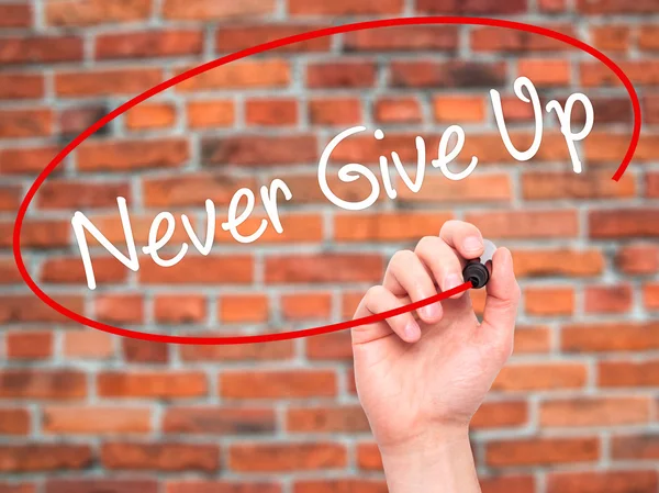 Man Hand writing Never Give Up con marcador negro en solapa visual —  Fotos de Stock