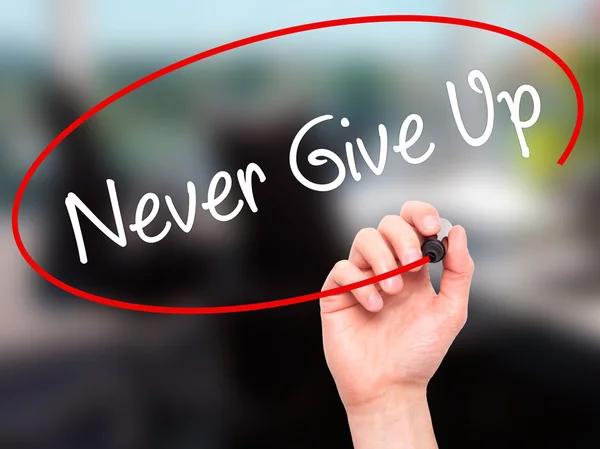 Man Hand writing Never Give Up con marcador negro en solapa visual —  Fotos de Stock