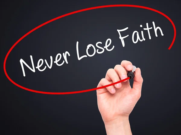 Man Hand writing Never Lose Faith with black marker on visual sc — Stock Photo, Image