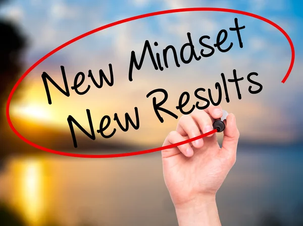 Man Hand writing New Mindset New Results with black marker on vi — Stock Photo, Image