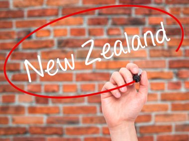 Adam el Yeni Zelanda ile siyah kalemi görsel ekranda yazma.