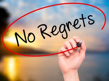 Adam el No Regrets siyah kalemi ile görsel ekranda yazma