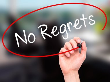 Adam el No Regrets siyah kalemi ile görsel ekranda yazma