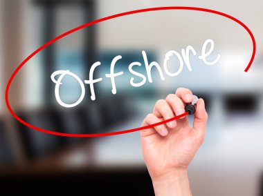 Adam el offshore siyah kalemi ile görsel ekranda yazma.