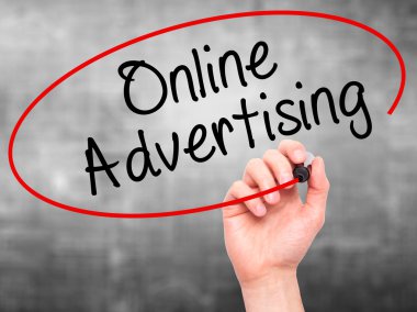 Adam el online reklam ile siyah kalemi görsel üzerinde yazılı. 