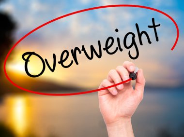 Adam el kilolu siyah kalemi ile görsel ekranda yazma.