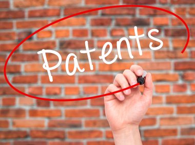 Adam el patent ile siyah kalemi görsel ekranda yazma.