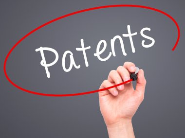 Adam el patent ile siyah kalemi görsel ekranda yazma.