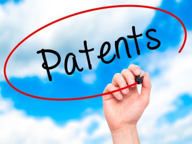 Adam el patent ile siyah kalemi görsel ekranda yazma.