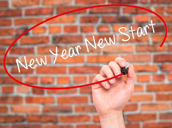 Рука людини, написання нових почати новий рік з чорний маркер на visual — стокове фото
