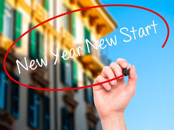 Homem Mão escrevendo Ano Novo Novo Comece com marcador preto no visual — Fotografia de Stock