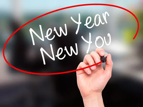Ο άνθρωπος χέρι νέο έτος νέο σας γράφοντας με μαύρο μαρκαδόρο σε οπτική sc — Φωτογραφία Αρχείου