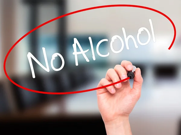 Man Hand schrijven geen Alcohol met zwarte marker op visuele scherm — Stockfoto