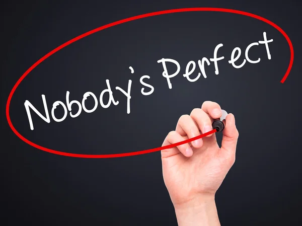 Man Hand schrijven Nobodys Perfect met zwarte marker op visuele scr — Stockfoto