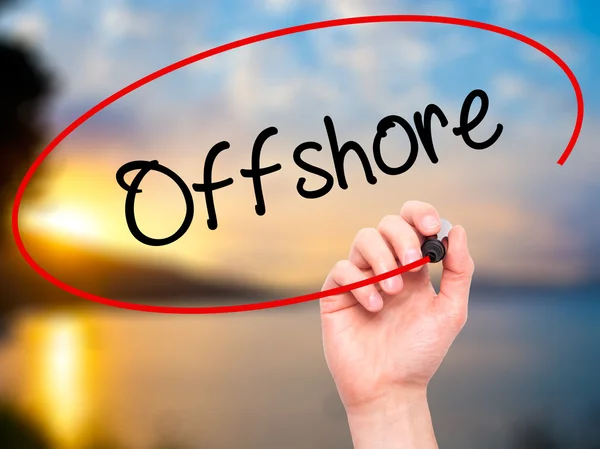 Člověče, ruční psaní Offshore černou na vizuální displej — Stock fotografie