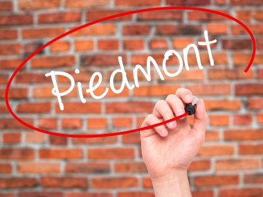 Adam el Piedmont ile siyah kalemi görsel ekranda yazma.